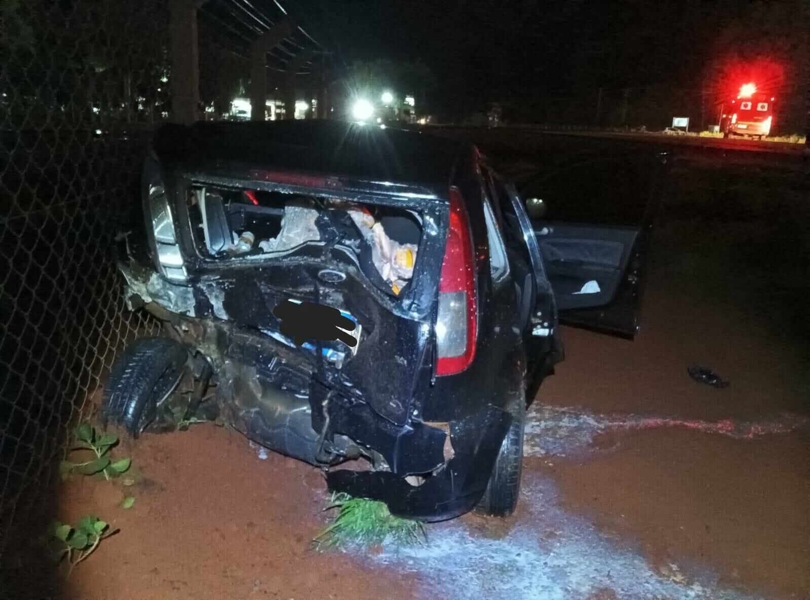 Imagem de compartilhamento para o artigo Colisão na rodovia entre Cassilândia e Chapadão deixa carro destruído e três feridos da MS Todo dia